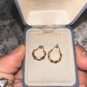 14K solid gold vintage earrings ❤️❤️❤️